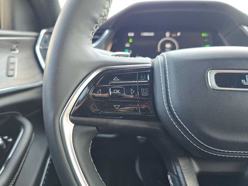 Used 2022 Jeep Grand Cherokee Overland w/ Luxury Tech Group IV AWD/4WD image 31