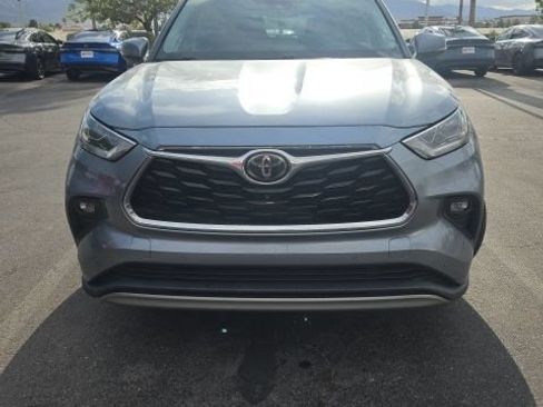 Used 2021 Toyota Highlander Platinum FWD image 2