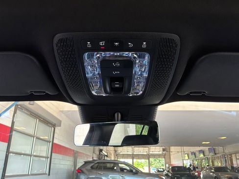 Used 2025 Mercedes-Benz GLB 250 4MATIC image 17
