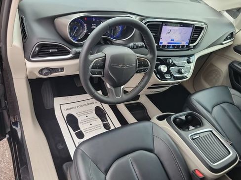 Used 2024 Chrysler Pacifica Touring-L FWD image 16