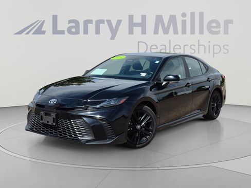 Certified 2025 Toyota Camry SE FWD image 1