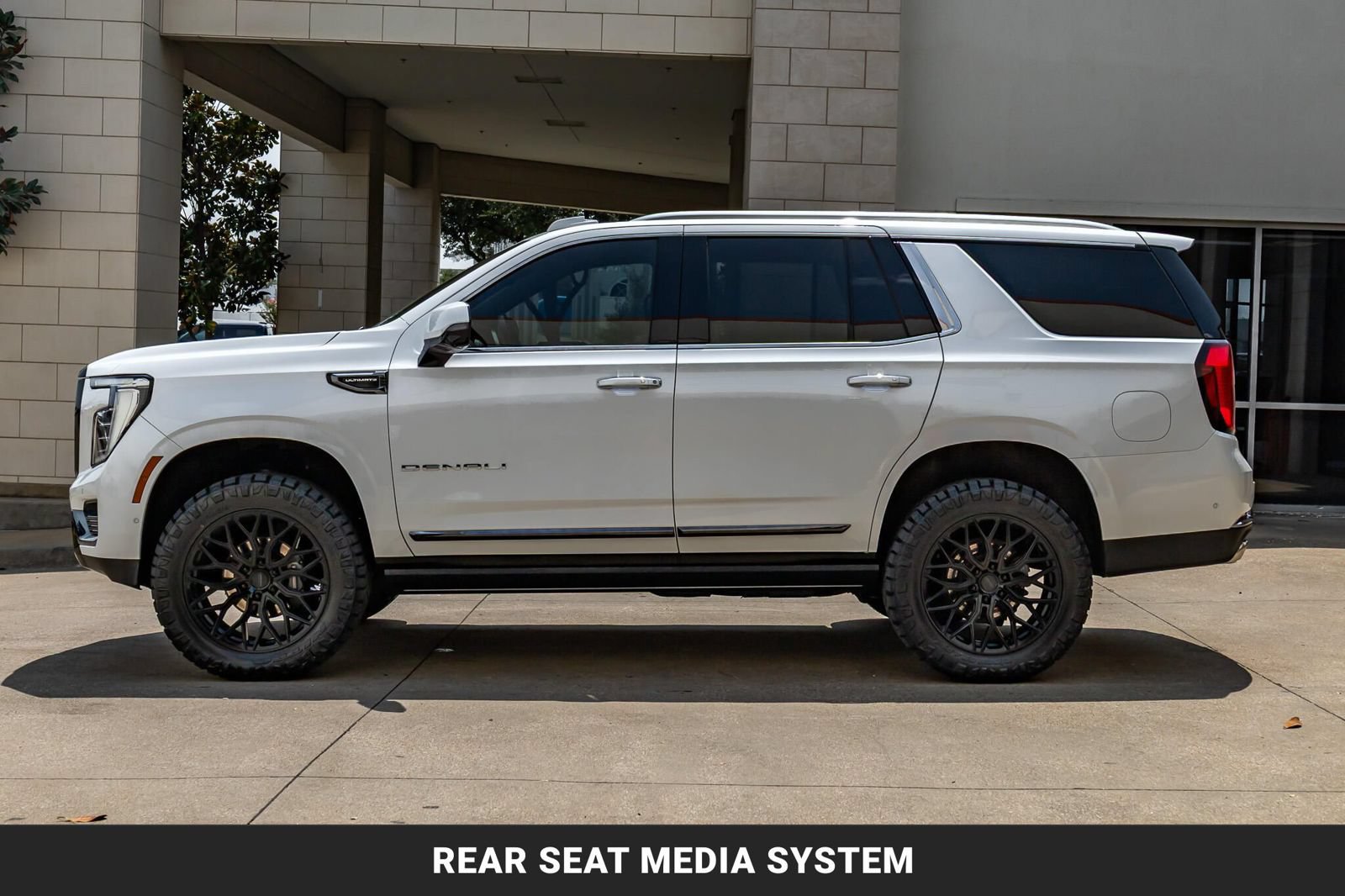 Used 2025 GMC Yukon Denali Ultimate AWD/4WD image 6