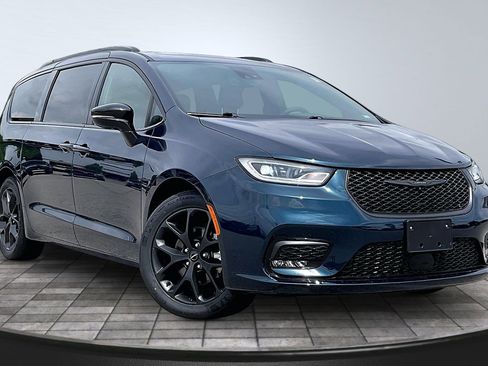 Used 2025 Chrysler Pacifica Limited FWD image 10