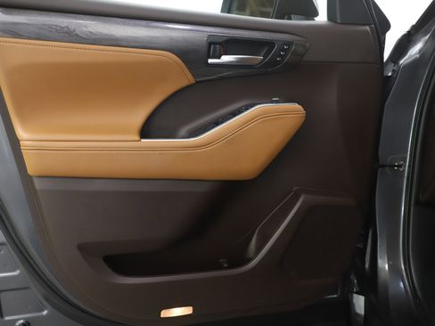 Used 2022 Toyota Highlander Platinum image 21