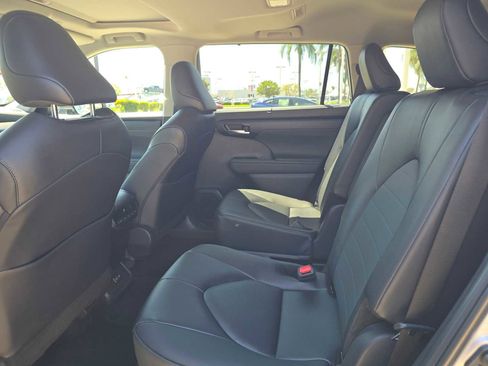 Certified 2025 Toyota Highlander XLE FWD image 18