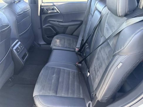 Used 2023 Mitsubishi Outlander SE image 16
