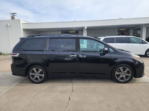 Used 2018 Toyota Sienna SE FWD image 24