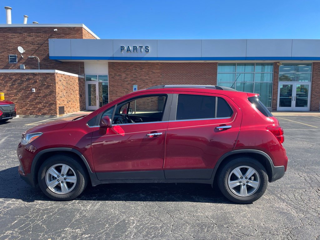 Used 2020 Chevrolet Trax LT w/ Sun & Sound Package FWD image 2