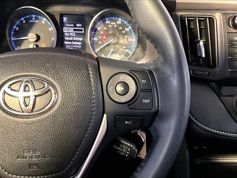 Used 2018 Toyota RAV4 XLE AWD/4WD image 25