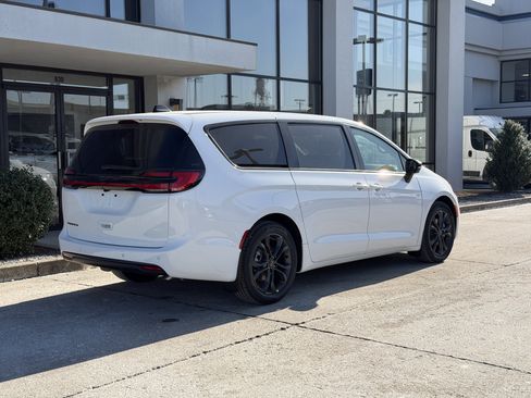 New 2026 Chrysler Pacifica Select image 4
