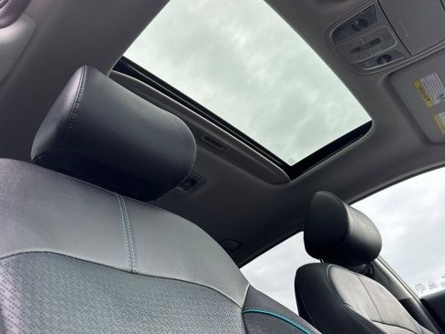 Used 2022 Kia Niro EX Premium image 18