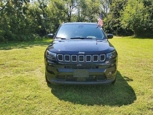 Used 2025 Jeep Compass Latitude w/ Convenience Group AWD/4WD image 2
