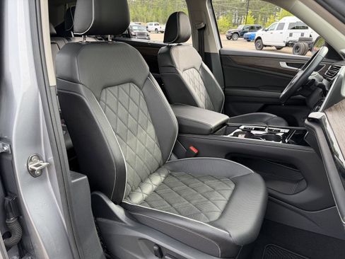 Used 2024 Volkswagen Atlas SEL Premium R-Line image 21