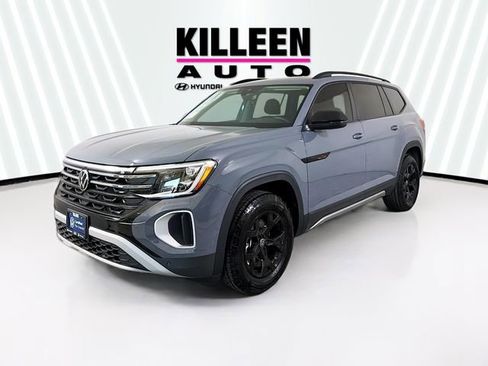 New 2025 Volkswagen Atlas Peak Edition SE image 3