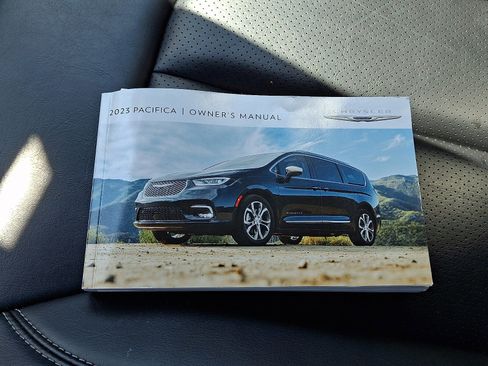 Used 2023 Chrysler Pacifica Touring-L FWD image 26