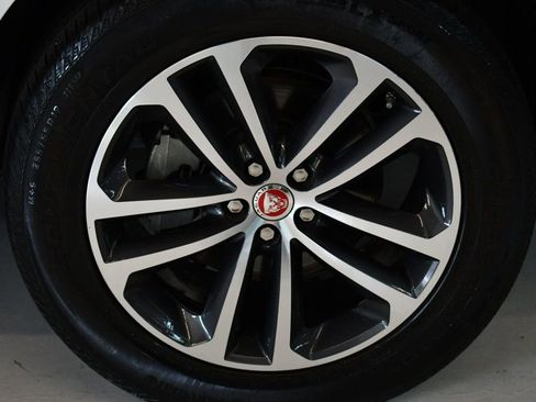 Used 2020 Jaguar F-PACE Premium image 20