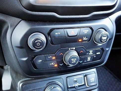 Certified 2022 Jeep Renegade Latitude image 27