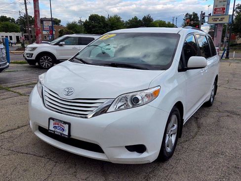 Used 2017 Toyota Sienna LE FWD image 1