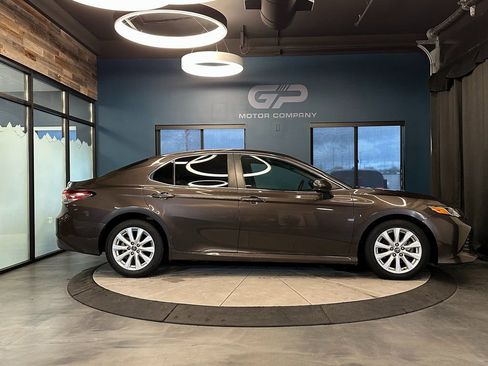Used 2018 Toyota Camry LE FWD image 2