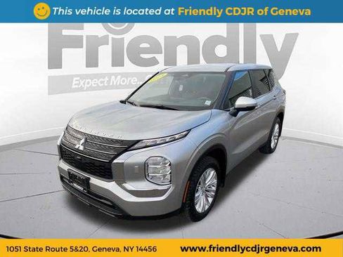 Used 2023 Mitsubishi Outlander ES image 1