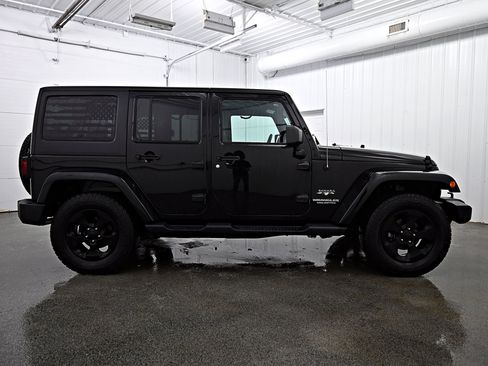 Used 2017 Jeep Wrangler Unlimited Sahara w/ Dual Top Group image 28