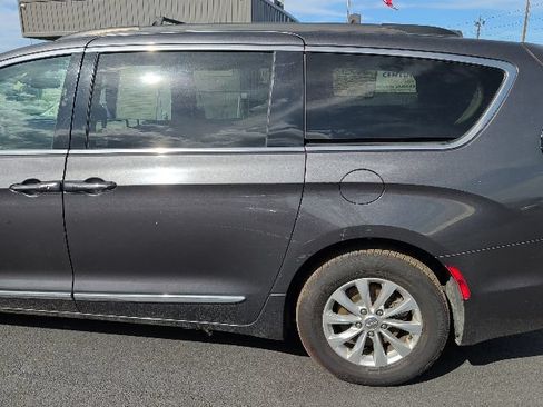Used 2018 Chrysler Pacifica Touring-L FWD image 14