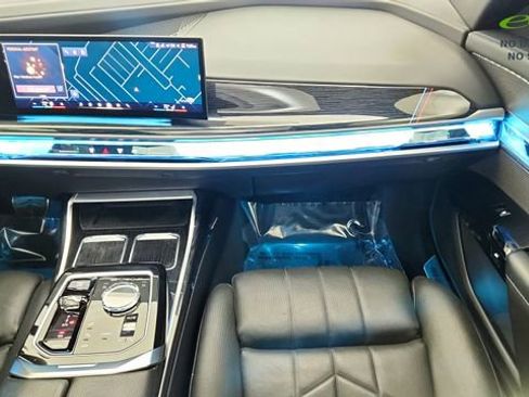 Used 2024 BMW 740i xDrive w/ Premium Package image 40