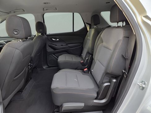 Used 2021 Chevrolet Traverse LT image 12