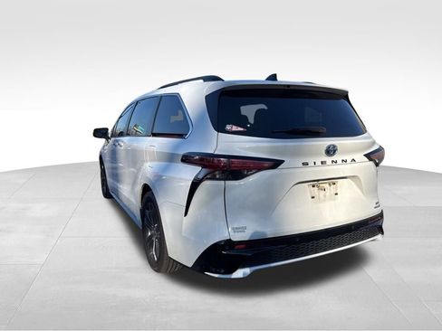 Used 2023 Toyota Sienna XSE image 5