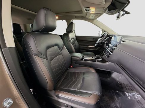 Used 2023 Nissan Pathfinder Platinum image 16