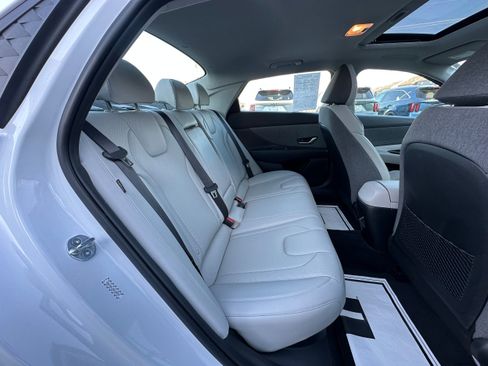 Used 2024 Hyundai Elantra Limited image 12