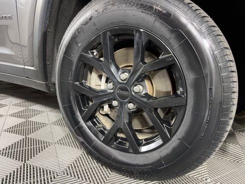 Used 2024 Jeep Grand Cherokee L Laredo image 14