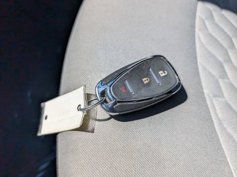 Used 2021 Chevrolet Equinox LS FWD image 24