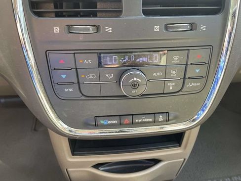 Used 2014 Chrysler Town & Country Touring FWD image 30