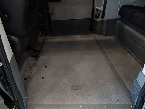 Used 2010 Dodge Grand Caravan SXT FWD image 20