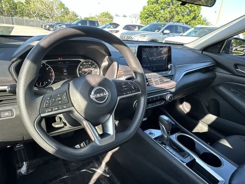 Used 2024 Nissan Altima 2.5 SV FWD image 13