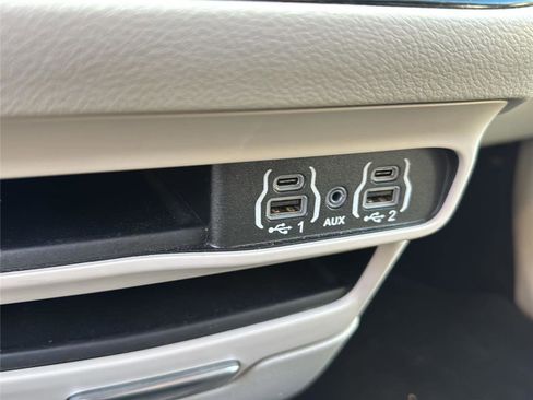 Used 2024 Chrysler Pacifica Touring-L image 19