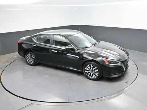 Used 2025 Nissan Altima 2.5 SV FWD image 25