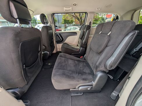 Used 2016 Dodge Grand Caravan SXT FWD image 17