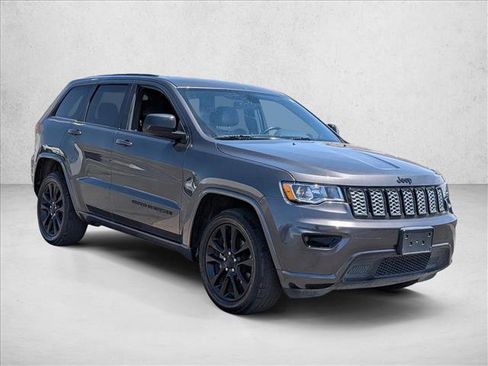 Used 2017 Jeep Grand Cherokee Altitude AWD/4WD image 3