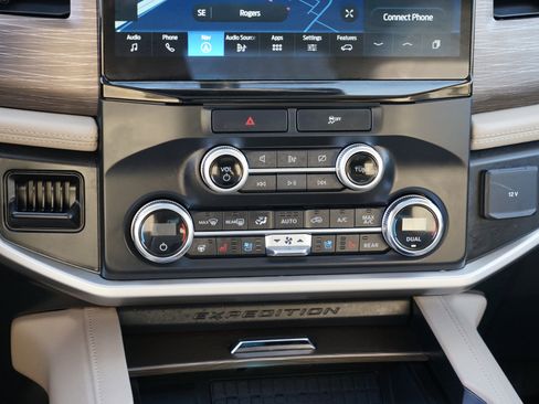 Used 2022 Ford Expedition Limited image 27