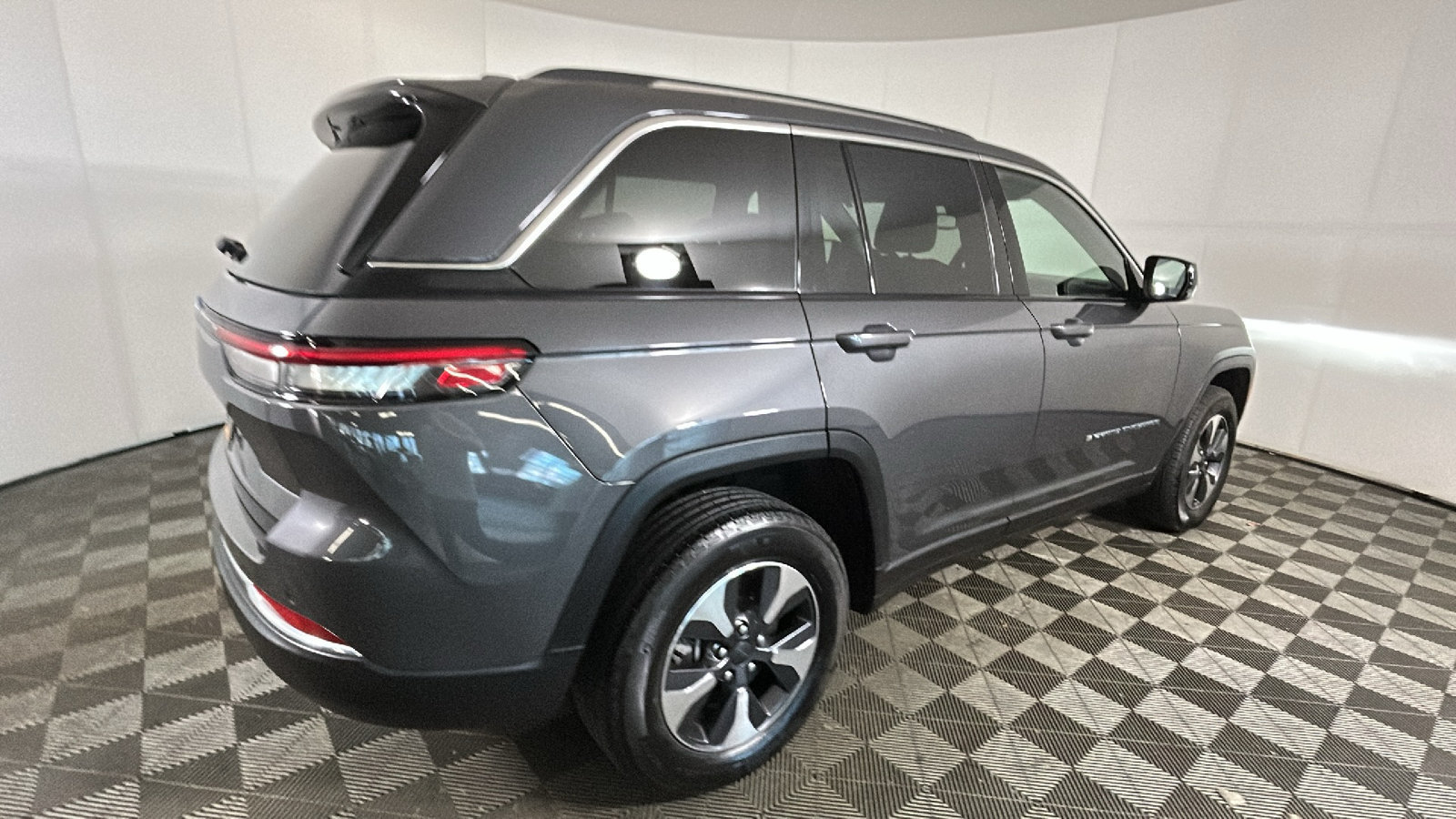 Used 2023 Jeep Grand Cherokee 4WD 4xe image 3