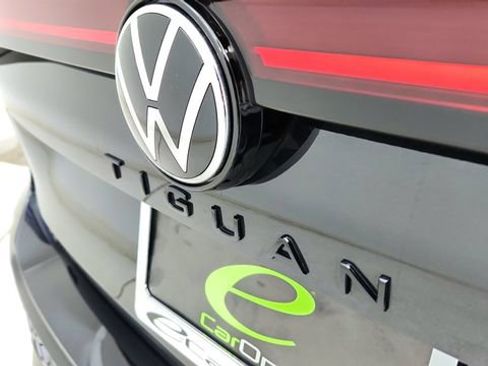 Used 2025 Volkswagen Tiguan SE R-Line image 16