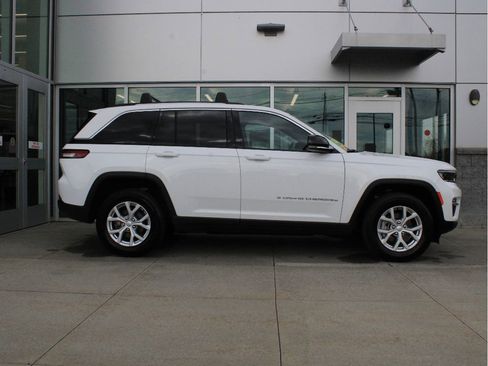 Used 2023 Jeep Grand Cherokee Limited image 4