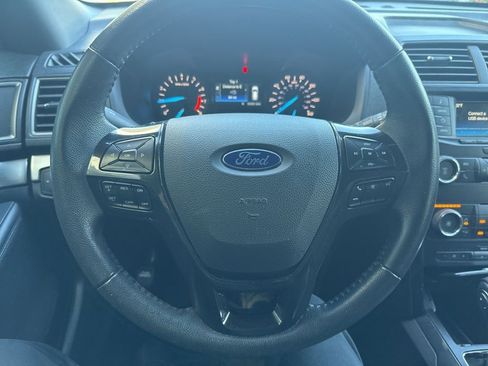 Used 2018 Ford Explorer XLT image 18