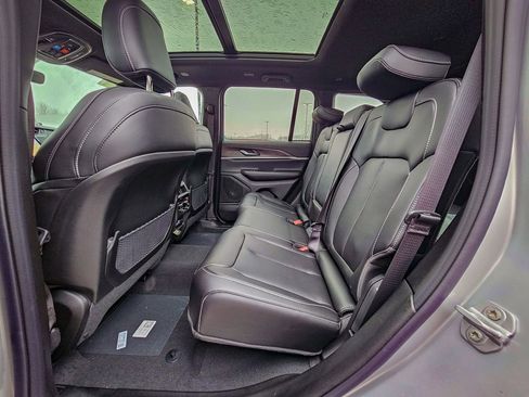 New 2025 Jeep Grand Cherokee Limited image 32