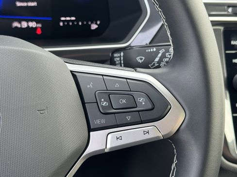 Used 2024 Volkswagen Tiguan SE w/ Panoramic Sunroof Package image 21