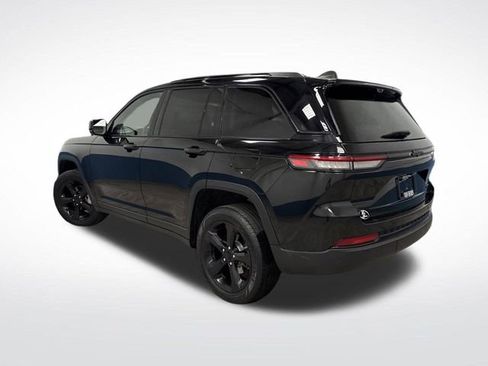 Used 2023 Jeep Grand Cherokee Limited w/ Luxury Tech Group II image 3