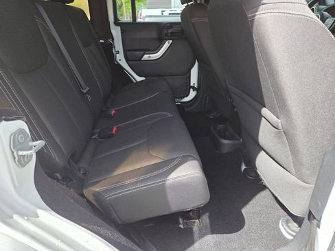 Used 2017 Jeep Wrangler Unlimited Sahara w/ Max Tow Package AWD/4WD image 13
