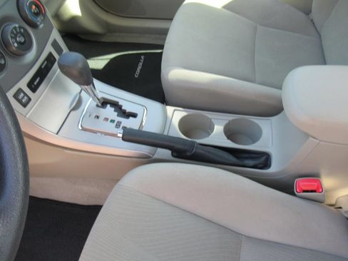 Used 2013 Toyota Corolla LE FWD image 18